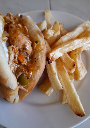 Una foto de Sandwich de pollo con fritas