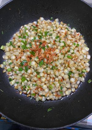 Hình của món Bắp xào ruốc và mỡ hành.