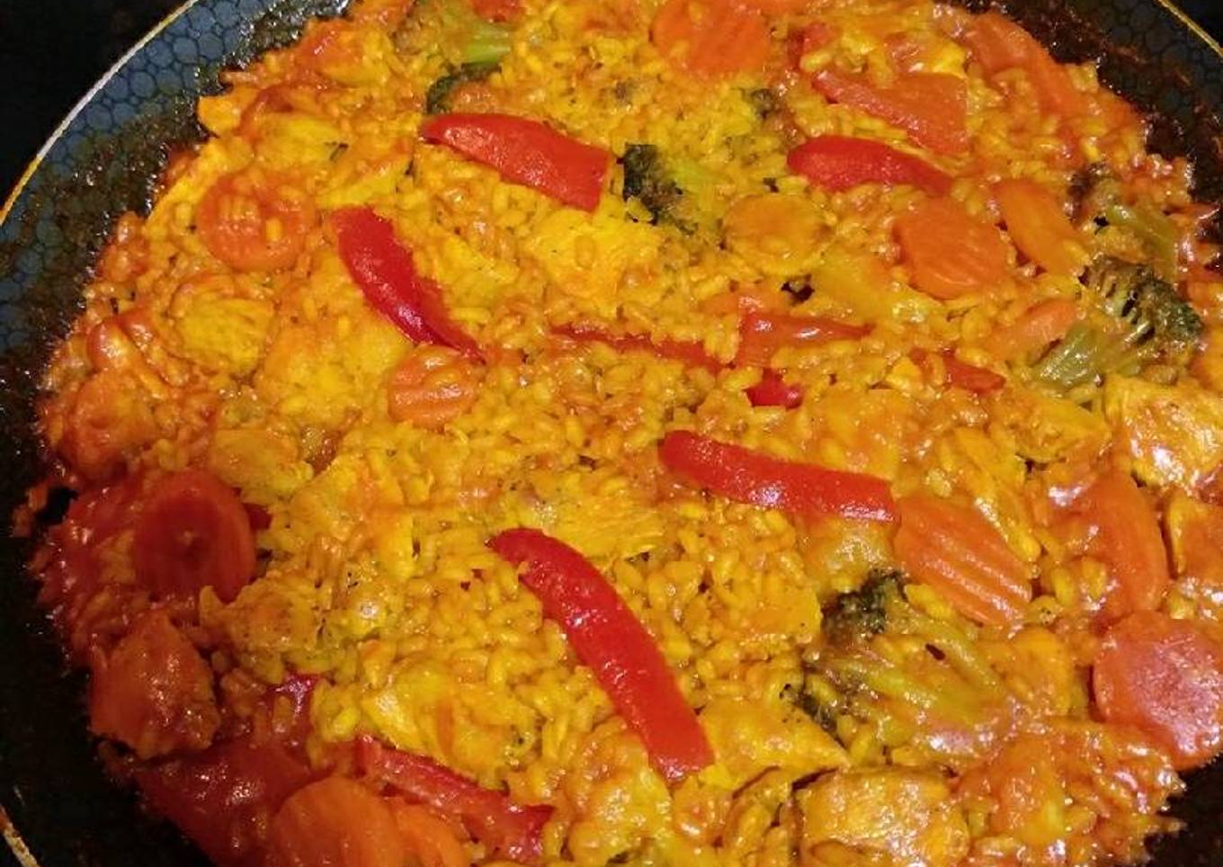 Paella de pollo y verduras