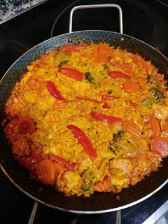 Una foto de Paella de pollo y verduras