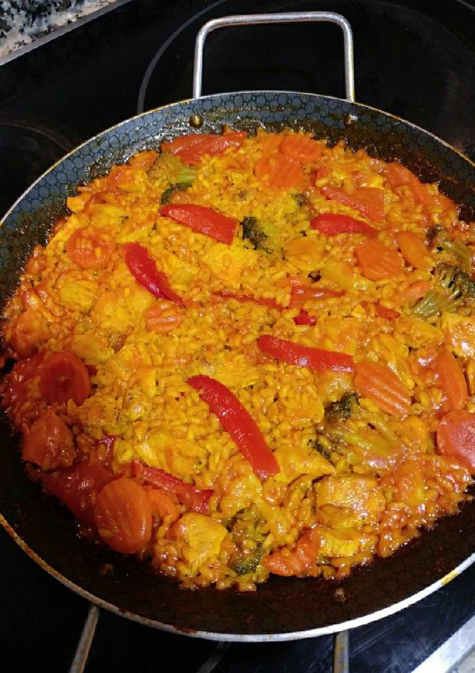 Una foto de Paella de pollo y verduras