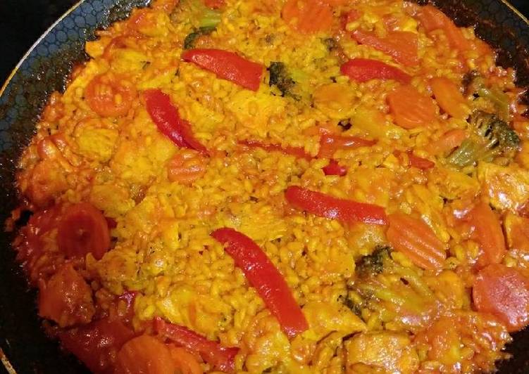 Paella de pollo y verduras