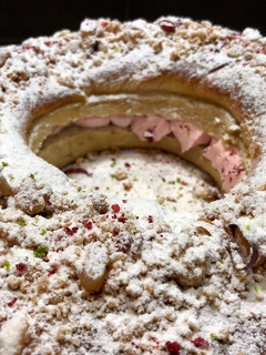 Una foto de Roscón de reyes especial con relleno de chantilly