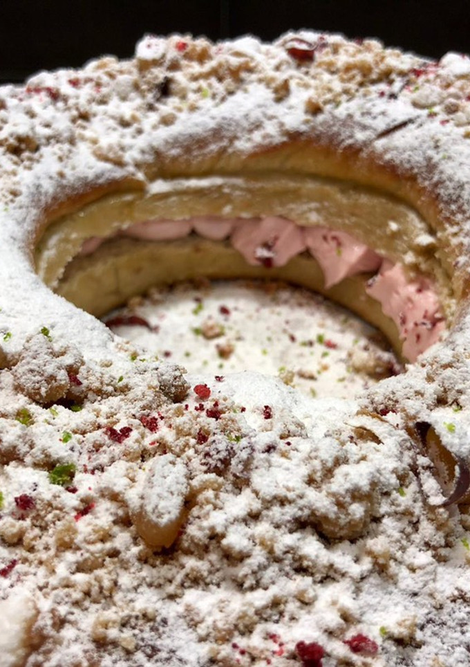 Una foto de Roscón de reyes especial con relleno de chantilly