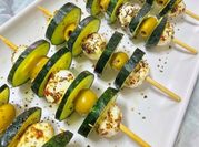 Una foto de brocheta mediterránea