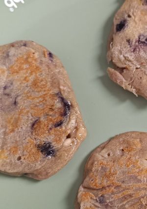 Una foto de Tortitas de plátano y arándanos