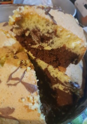Una foto de Bizcochuelo marmolado de naranja y chocolate 🍊🍫😋