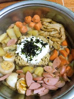Hình của món Tokbokki mì tương đen.