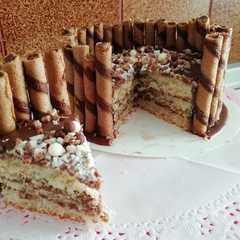 Una foto de Tarta de claras de huevo, ganache y virutas de chocolates