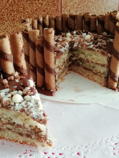 Una foto de Tarta de claras de huevo, ganache y virutas de chocolates