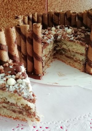 Una foto de Tarta de claras de huevo, ganache y virutas de chocolates