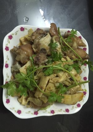 Hình của món Giò heo kho măng.