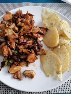 Una foto de Carne con verduras y patatas
