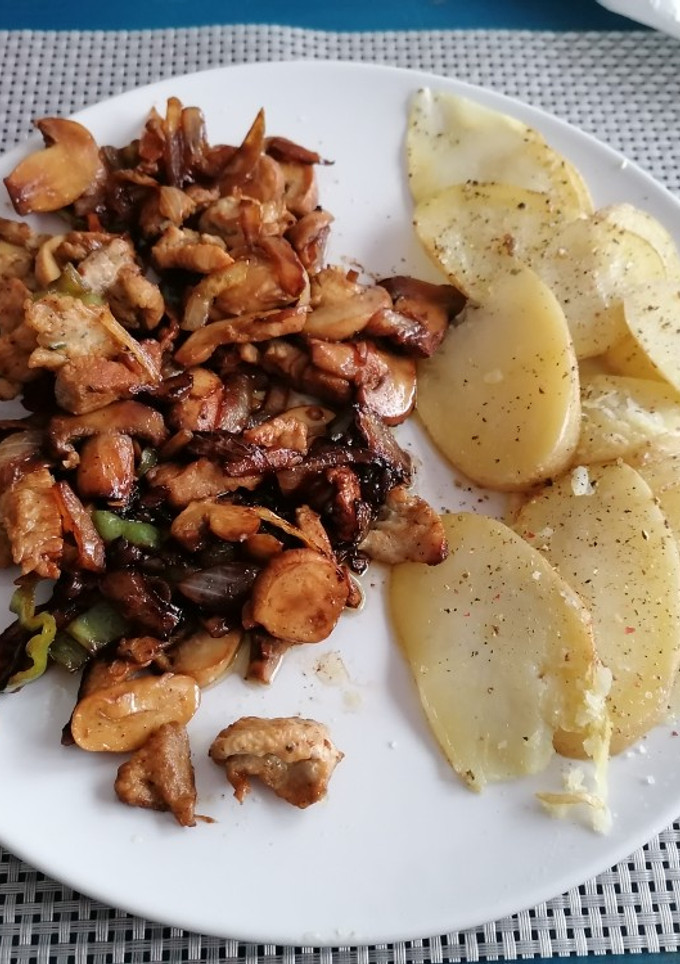 Una foto de Carne con verduras y patatas