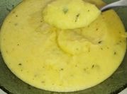 Una foto de polenta con leche