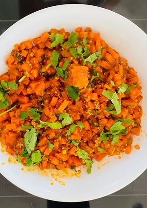 A picture of Gajjar tal nu shaak (carrot sesame curry).