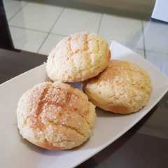 A picture of Melonpan / roti melon dorami / roti manis jepang.