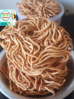 તીખાં કડક ગાંઠીયા (Tikha ganthiya Recipe In Gujarati) રેસીપી મુખ્ય ફોટો