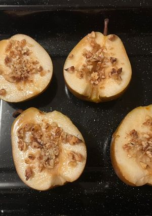 A picture of Baked pear with honey.