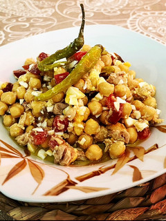 Una foto de Ensalada de garbanzos