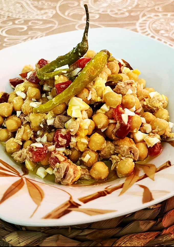 Una foto de Ensalada de garbanzos