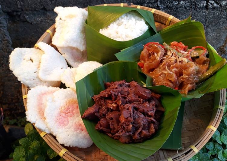 Gudeg, Sambal Goreng Krecek, dan Krupuk Bawang