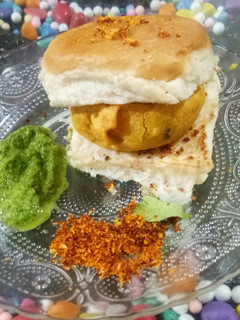 वड़ा पाव (Vada pav recipe in Hindi) रेसिपी मुख्य फोटो