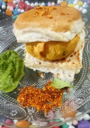 वड़ा पाव (Vada pav recipe in Hindi) रेसिपी मुख्य फोटो