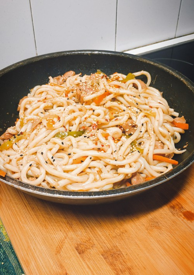 Una foto de Udon salteados