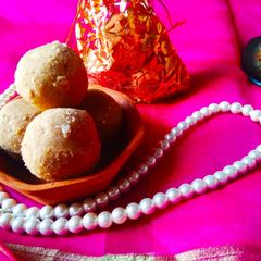 A picture of मल्टीग्रेन आटा लड्डू विथ लॉट्स ऑफ नट्स.