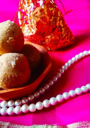 A picture of मल्टीग्रेन आटा लड्डू विथ लॉट्स ऑफ नट्स.