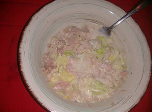 Una foto de Ensalada sencilla de atún, quinoa y lechuga. ॐ