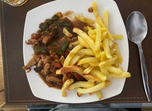 Una foto de Lomo de cerdo saltado con papas fritas