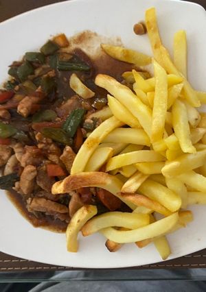 Una foto de Lomo de cerdo saltado con papas fritas