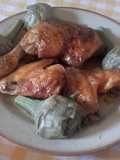 Pollo asado con guarnición de alcachofas