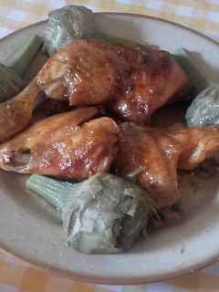 Una foto de Pollo asado con guarnición de alcachofas