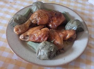 Una foto de Pollo asado con guarnición de alcachofas