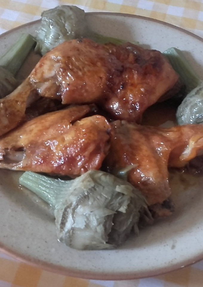 Una foto de Pollo asado con guarnición de alcachofas