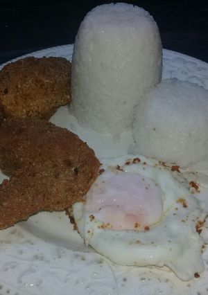 Una foto de Alitas fritas con arroz con huevo