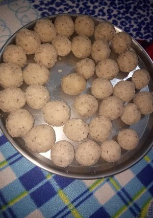 A picture of Nariyal laddoo.