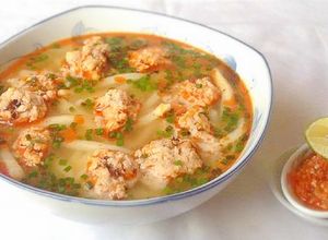 Hình của món Bánh canh bột mì nấu chả tôm.