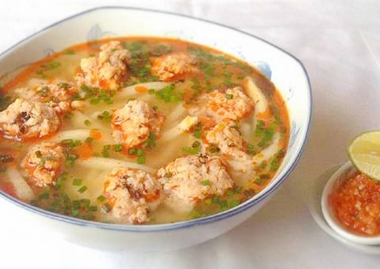 Bánh canh bột mì nấu chả tôm