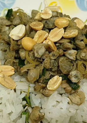 Hình của món Cơm hến đơn giản.