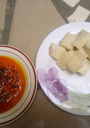 A picture of Boiled yam and red oil.