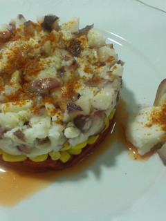Una foto de Tartar de pulpo, maíz dulce y pimientos del piquillo