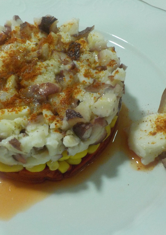 Una foto de Tartar de pulpo, maíz dulce y pimientos del piquillo