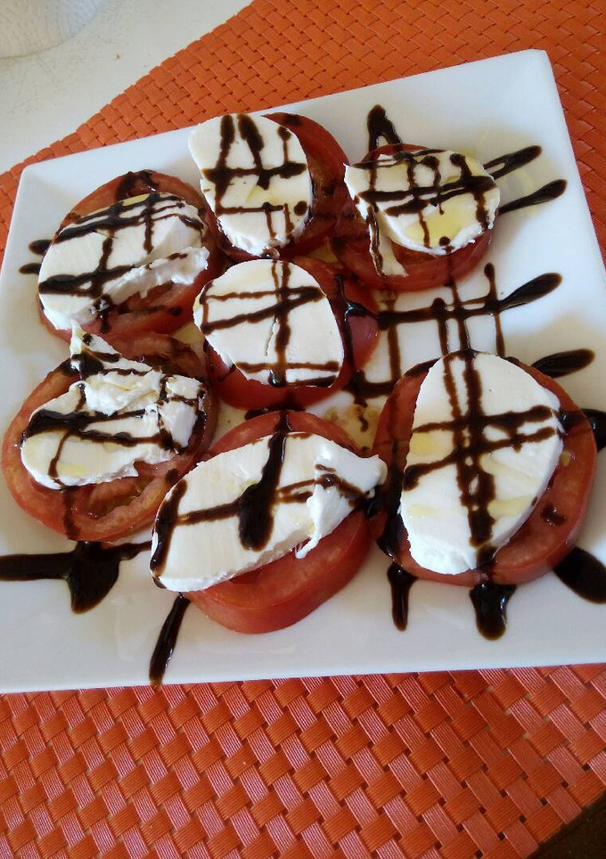Una foto de Tomatito aliñao con vinagre de Módena en crema