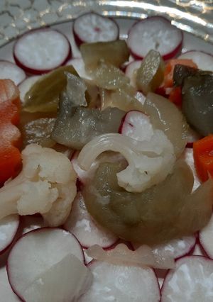 Una foto de Rabanitos con pickles