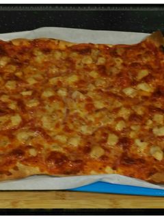 Una foto de Pizza de pollo y bacon