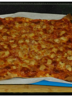 Una foto de Pizza de pollo y bacon